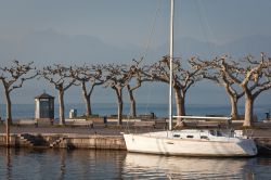 Una barca nel porto di Torri del Benaco, Lago di Garda, Veneto - © 76566103 / Shutterstock.com
