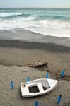 Una barchetta in legno su una spiaggia di Celle Ligure, Liguria, fotografata dall'alto.

