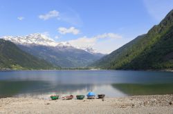 Una bella spiaggia sul Lago di Poschiavo in Svizzera, siamo vicino al Gruppo del Bernina, nei Grigioni.
