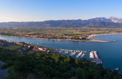 Una bella veduta dall'alto di Bocca di Magra nei pressi di Sarzana, La Spezia, Liguria. Questa località divenne famosa nell'immediato dopoguerra quando poeti, letterati e scrittori ...