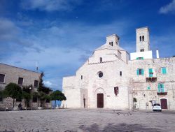 Una bella veduta della cattedrale di San Corrado a Molfetta, Puglia. Considerato il simbolo della città di Molfetta, il duomo sorge ai margini del borgo antico, di fronte al porto - © ...