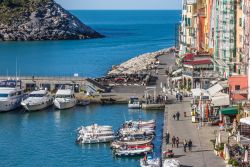 Una bella veduta di Porto Venere e della sua passeggiata lungomare, provincia di La Spezia, Liguria - © Damira / Shutterstock.com