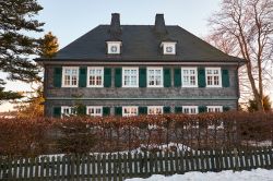Una bella villa a Winterberg, Germania, con le tradizionali lastre di ardesia sul tetto e sulla facciata - © Nielskliim / Shutterstock.com