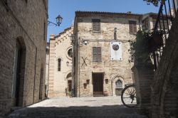 Una bicicletta appoggiata a un muro nel centro storico di Moresco, Marche.

