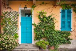 Una casa colorata tipica del Lago di Como: siamo a Mandello del Lario
