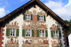 Una casa medievale di Oberammergau dipinta con affreschi, Baviera, Germania. 
