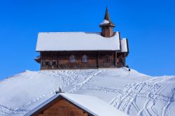 Una chiesa in legno in inverno a Stoos in Svizzera, Canton Svitto. - © Denis Linine / Shutterstock.com