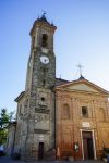 Una chiesa nel centro storico di Sinio in Piemonte