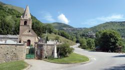 Una chiesetta con cimitero lungo la strada dell'Alpe d'Huez, Francia.
