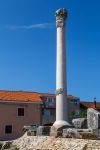 Una colonna romana nel tempio della città di Nin, Croazia.



