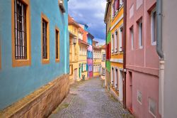 Una colorata via del centro storico di Bamberga, Germania, in una giornata di pioggia.

