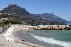 Una delle belle spiagge di Toscolano Maderno sul Lago di Garda in Lombardia