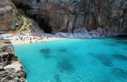 Una delle spiagge più belle d'Italia: Cala Mariolu nel territorio a Baunei, Sardegna - © StockdelD / Shutterstock.com
