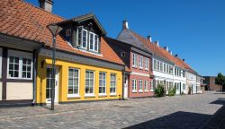 Una fila di tradizionali case dalle facciate colorate nel centro di Odense, Danimarca.
