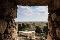 Una finestrella nelle mura delle antiche rovine di Stepanakert, Nagorno-Karabakh - © Ekaterina McClaud / Shutterstock.com
