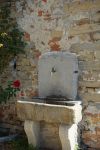 Una fontana in pietra nel centro storico di Murazzano, Piemonte. Questo grazioso borgo delle Langhe è soprannominato "scudo e chiave del Piemonte".

