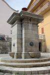 Una fontana nel centro storico di Pattada in Sardegna - © Gianni Careddu, CC BY-SA 4.0, Wikipedia