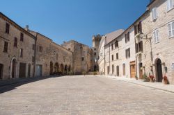 Una piazza del centro storico di Moresco, piccolo borgo delle Marche (Italia).
