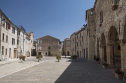 Una piazza di Moresco (Fermo) con antichi edifici in pietra affacciati, Marche.

