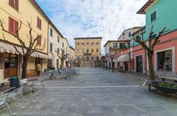 Una piazza nel centro storico di Asciano in Toscana - © ValerioMei / Shutterstock.com