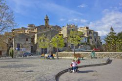 Una piazza nel centro storico di Bracciano nel Lazio - © Walencienne / Shutterstock.com