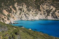 Una piccola baia nascosta a Solanas, Sardegna.
