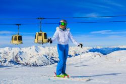 Una ragazza sugli sci nel comprensorio di Meribel, dipartimento della Savoia, Francia.

