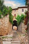 Una scalinata in pietra conduce al borgo di Gualdo Cattaneo, villaggio medievale dell'Umbria