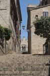 Una scalinata nel centro storico di Montecassiano, borgo in provincia di Macerata