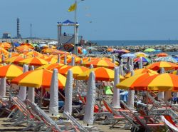 Una spiaggia attrezzata a Cavallino-Treporti a nord di Venezia - © ChiccoDodiFC / Shutterstock.com