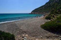 Una spiaggia con fondo a ciottoli a Coccorocci nei pressi di Tertenia in Sardegna