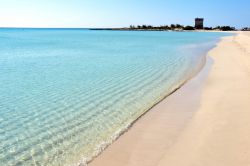 Una spiaggia di sabbia bianca vicino a Porto Cesareo in Salento, Puglia. Situata in provincia di Lecce, questa località si affaccia sulla costa ionica.
