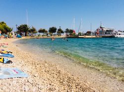 Una spiaggia nei pressi del porto di Orebic (Croazia): da qui si può ammirare anche l'isola di Korcula. La si raggiunge con meno di 15 minuti in traghetto. 


