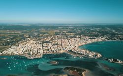 Una splendida veduta aerea di Porto Cesareo nel Salento, Puglia. Il fascino di questa località è amplificato dalla presenza di acque cristalline e da lunghi lidi fra dune naturali ...