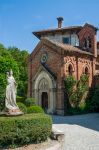Una statua della vergine e l'originale chiesa medievale di Grazzano Visconti, in Italia