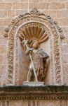 Una statua nella facciata della chiesa di San Giovanni Battista a Galatone in  Puglia