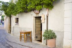 Una strada del piccolo borgo di Castellato Lagusello, Lombardia, provincia di Mantova