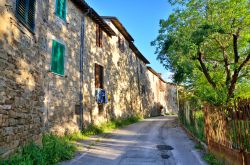 Una strada della città medievale di Bevagna, Umbria, Italia.
