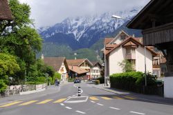 Una strada di Interlaken, Svizzera. I primi turisti visitarono questa regione con un viaggio organizzato nel XIX° secolo.



