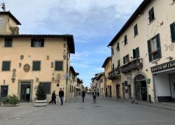 Una strada importante del centro storico di Campi Bisenzio in Toscana - © lissa.77 / Shutterstock.com