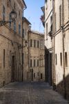 Una strada medievale del borgo di Montecassiano in provincia di Macerata