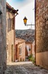 Una stradina del centro storico di Montefabbri, villaggio medievale delle Marche  - © Maxal Tamor / Shutterstock.com