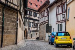 Una stradina deserta nella vecchia città bavarese di Bamberga, Germania, con case a graticcio.

