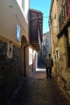 Una stretta strada del centro di Seui in Sardegna