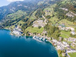 Una suggestiva veduta aerea della cittadina di Vitznau, Svizzera. Citata per la prima volta nel 998, questa località ha cominciato a diventare meta turistica dalla seconda metà ...