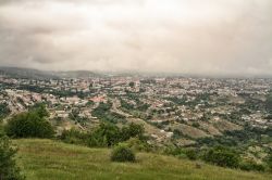 Una suggestiva veduta aerea di Stepanakert, repubblica di Nagorno-Karabakh, in una giornata nuvolosa.

