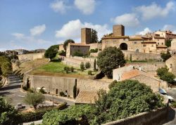 Una suggestiva veduta panoramica della città medievale di Tuscania, Lazio.
