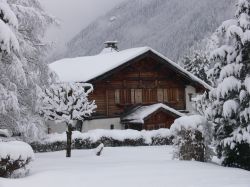 Una tipica baita in legno in inverno a Argentiere (Chamonix), Francia.

