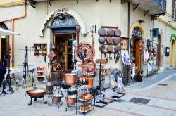 Una tipica bottega artigianale con oggetti in rame e ferro a Norcia, Perugia, Umbria - © maudanros / Shutterstock.com