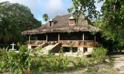 Una tipica casa delle piantagioni in un villaggio di Mahé, arcipelago delle Seychelles.
